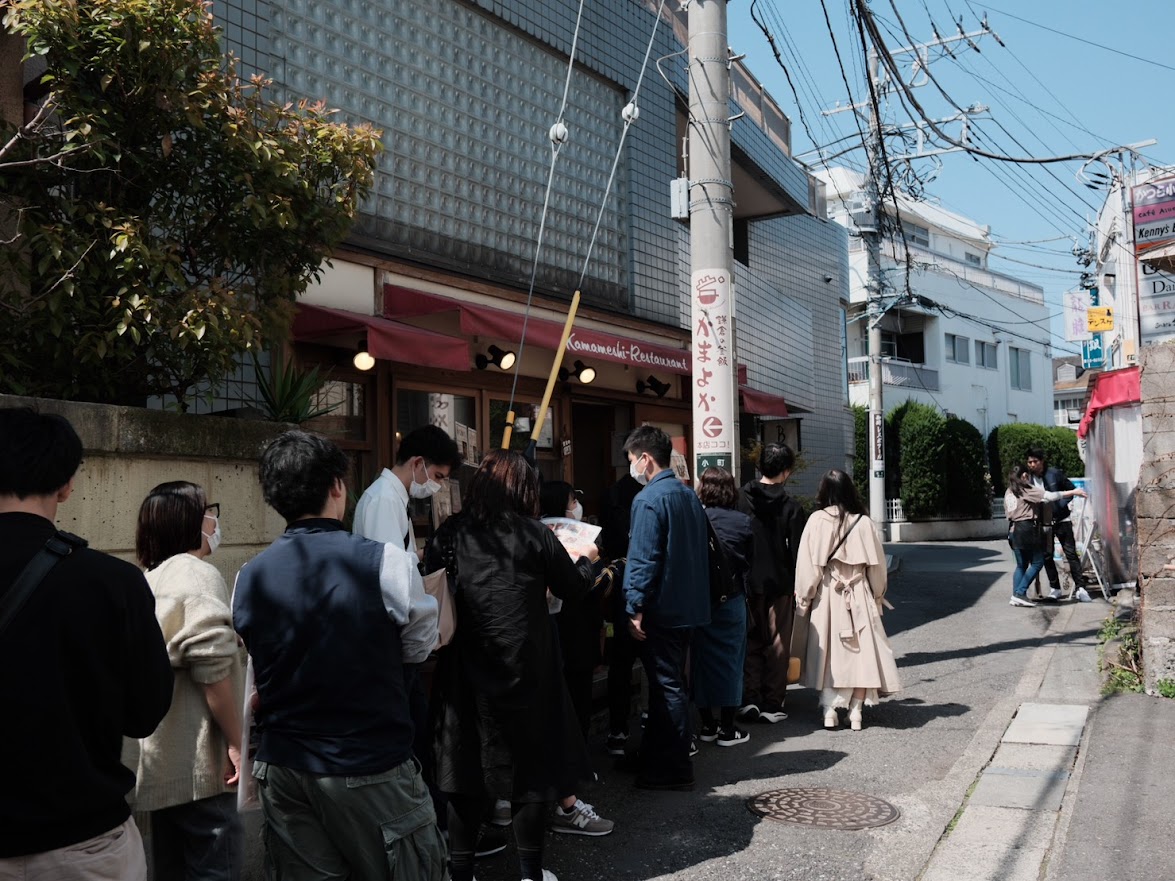 The lunchtime crowd at Kamakura Pot Rice Kamayoka in Kamakura.